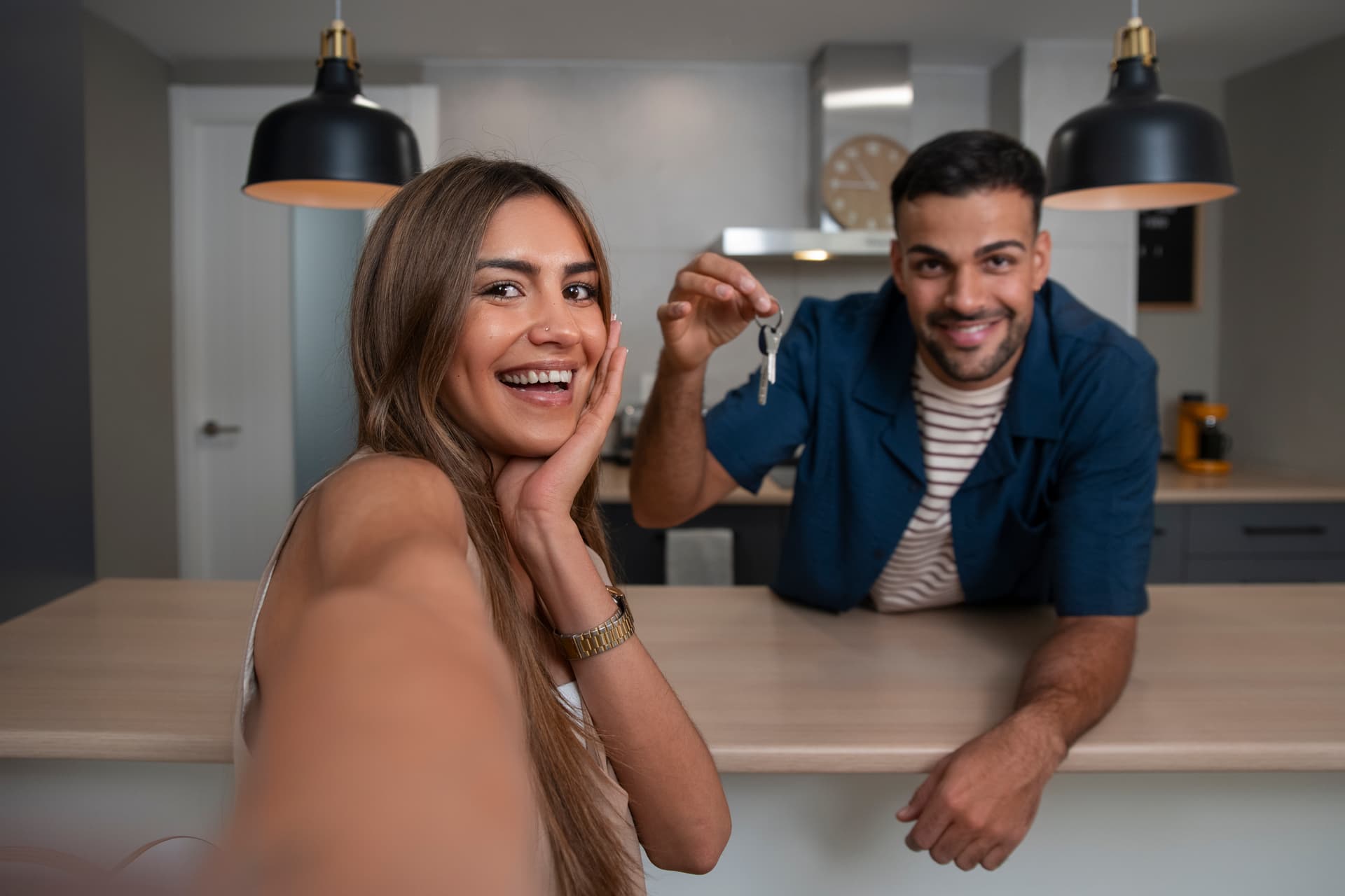 Casal realizando o sonho da casa própria com carta de crédito do consórcio